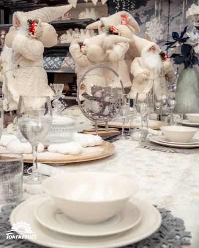 Table de fête décorée sur le thème polaire avec figurines de Noël.
